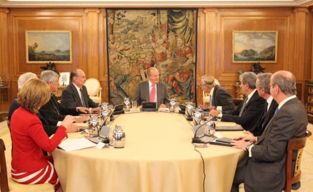 Su Majestad el Rey durante la reunión con los miembros del Patronato del Real Colegio de San Clemente de los Españoles en Bolonia